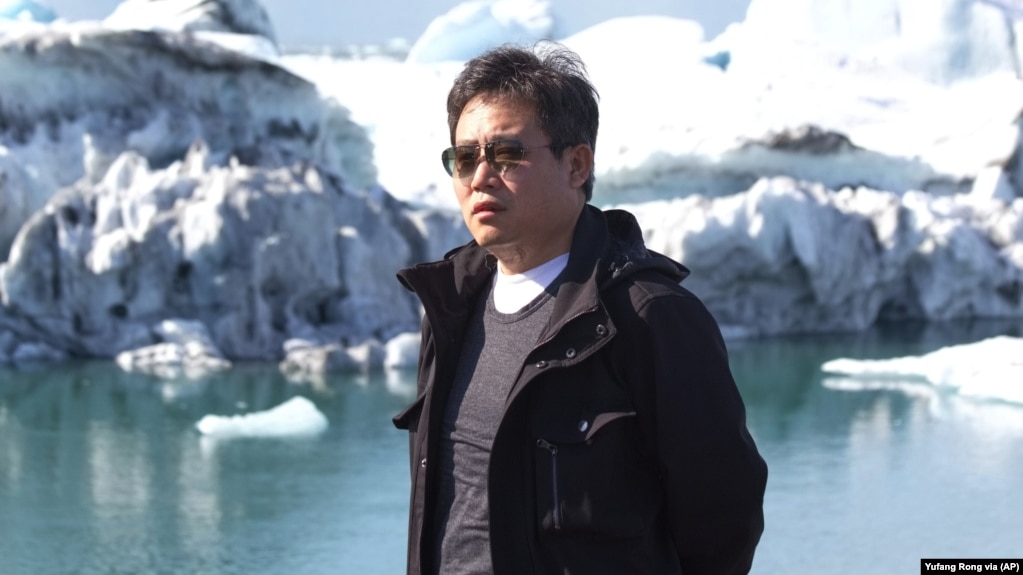 资料照片:美籍华裔地震学家陈友麟在冰岛的旅行照。(2018年8月)