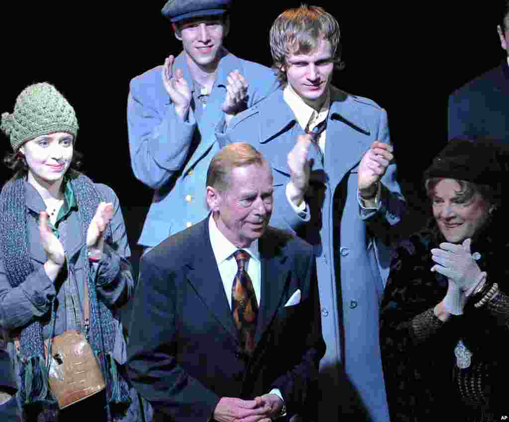 Havel being applauded by actors and audience after the world premiere of his play "Leaving", in Prague, May 22, 2008. (AP)