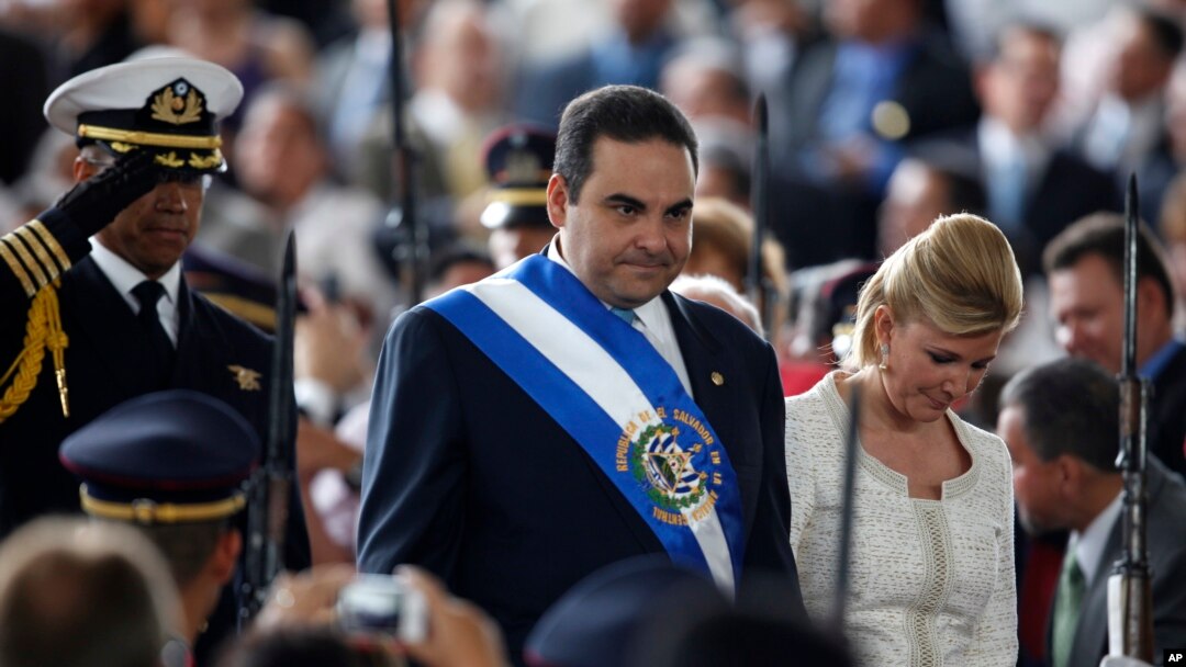 FILE – On his last day as president of El Salvador, Tony Saca and his wife, Ana Ligia de Saca, arrive at the inauguration ceremony of the new president of El Salvador Mauricio Funes in San Salvador, June 1, 2009.