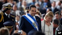 FILE – On his last day as president of El Salvador, Tony Saca and his wife, Ana Ligia de Saca, arrive at the inauguration ceremony of the new president of El Salvador Mauricio Funes in San Salvador, June 1, 2009.