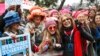 Ikon feminisme tahun 1970an, Gloria Steinem (tengah, kanan) menyapa para demonstran di barikade sebelum berbicara pada protes Women&#39;s March di Washington pada hari pertama Donald Trump menjabat sebagai presiden (21/1). (AP/John Minchillo)