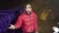 Američki speleolog Mark Diki razgovara sa spasiocima. 