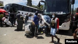 Stasiun bus dipadati penumpang di tengah penyebaran varian Omicron di Johannesburg, Afrika Selatan (foto: dok). 