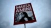 Plakat bergambar perempuan Iran Mahsa Amini saat protes terkait kematiannya, di Berlin, Jerman, pada 28 September 2022. (Foto: AP)