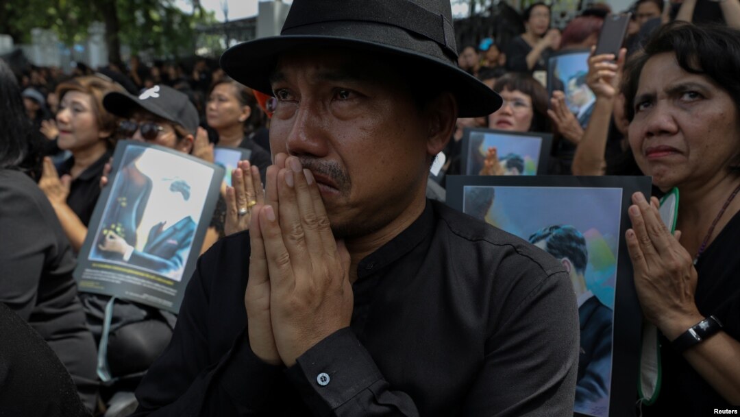 Para pelayat memberikan penghormatan dalam latihan upacara pemakaman untuk Almarhum Raja Bhumibol Adulyadej dekat Grand Palace di Bangkok, Thailand, 7 Oktober 2017. 
