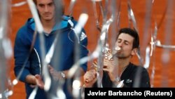 Novak Đoković sa trofejem pobednika Mastersa u Madridu, posle pobede u finalu nad Stefanosom Cicipasom (Foto: Reuters/Javier Barbancho)