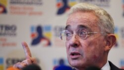 El expresidente colombiano Álvaro Uribe podría ir a juicio por soborno y fraude
