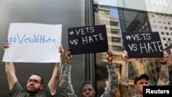 FILE - veteran militer A.S. (Kanan-Kiri) Perry O'Brien, Claude Copeland dan Julio Torres berdemonstrasi di luar Trump Tower di New York, tempat penyelenggaraan konferensi pers kandidat presiden Partai Republik Donald Trump, 31 Mei 2016.