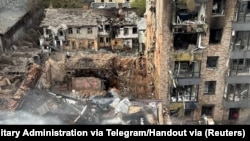 这张2026年4月16日发布的资料照片显示，在俄罗斯对乌克兰发动的袭击中，乌克兰第聂伯罗市的公寓楼遭到俄罗斯导弹袭击。 