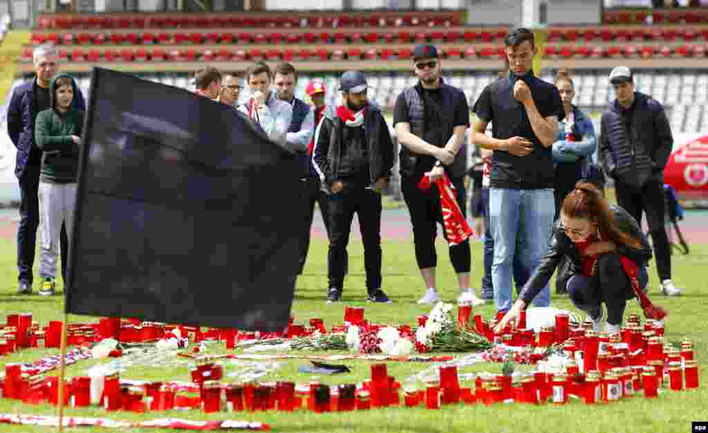 Des supporters de Dinamo Bucarest allument des bougies en mémoire du milieu de terrain camerounais du Dinamo Patrick Claude Ekeng au Stade Dinamo Bucarest, Roumanie, 07 mai 2016. epa / ROBERT Ghement