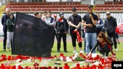 Des supporters de Dinamo Bucarest allument des bougies en mémoire du milieu de terrain camerounais du Dinamo Patrick Claude Ekeng au Stade Dinamo Bucarest, Roumanie, 07 mai 2016. epa / ROBERT Ghement