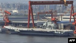Первый китайский авианосец «Ши Лан» (бывший советский авианесущий крейсер «Варяг»). Китайский порт Далян. 6 августа 2011 года