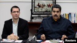 El presidente Nicolás Maduro es criticado por cercanos colaboradores del expresidente Chávez.