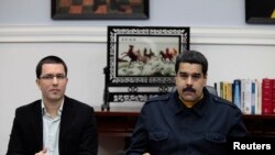 Nicolás Maduro, derecha, mencionó durante su discurso por el aniversario de la batalla de Carabobo que "hoy la igualdad se llama socialismo" como lo proclamara Hugo Chávez.