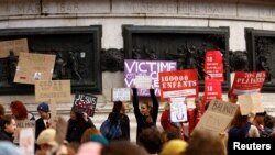 ফ্রান্সের প্যারিসের প্লাস দে লা রিপাবলিকে ধর্ষণের শিকার এবং জিসেল পেলিকো'র সমর্থনে একটি বিক্ষোভে মানুষ অংশ নিয়েছে। তাকে তার স্বামী ডমিনিক পেলিকো'র অনুরোধে পুরুষরা মাদকাসক্ত ও ধর্ষণ করেছে বলে অভিযোগ রয়েছে। ফটোঃ ১৪ সেপ্টেম্বর, ২০২৪।