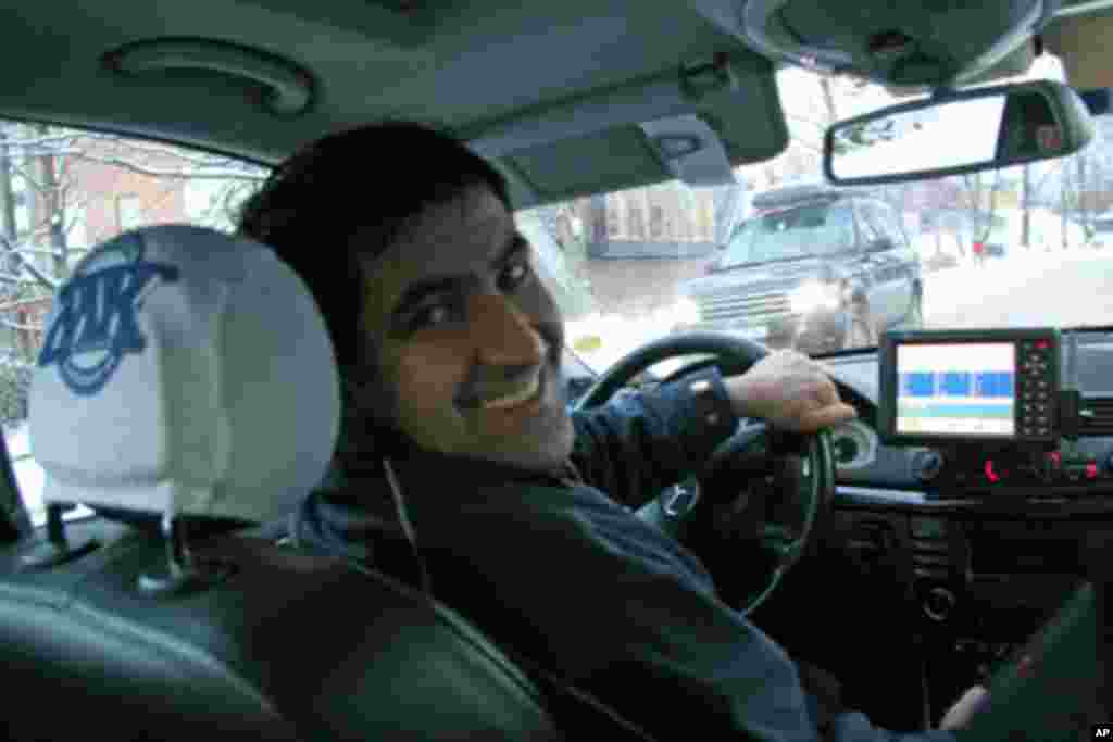 奥斯陆开奔驰出租车的艾哈迈德老家在伊拉克。他叫不出刘晓波的名字可是却熟知有关新闻。他对伊拉克大使拒赴颁奖典礼感到遗憾。