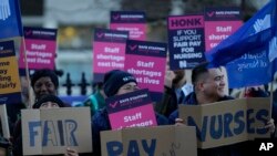 Aksi unjuk rasa di luar Rumah Sakit St Thomas, London, Inggris, Selasa, 20 Desember 2022. Perawat di Inggris, Wales dan Irlandia akan melakukan aksi mogok terbesar dalam sejarah Royal College of Nursing (RCN) ). (AP/Hibah Alastair)