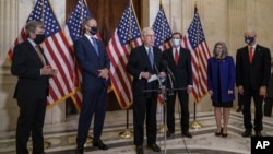 Lider republikanske većine u Senatu Mič Mekonel obraća se novinarima posle sastanka iza zatvorenih vrata na kojem je Republikanska konferencija održala izbore za lidere, na Kapitol hilu u Vašingtonu, 10. novembra 2020. (Foto: AP)