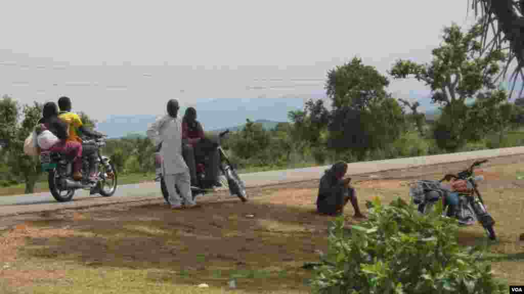 Wasu mutanen da suka baro Yola, babban birnin Jihar Adamawa, a kan babura domin kawai su samu damar yin waya sun tsaya a gefen hanya a Jihar Taraba su na lalubo 'yan'uwa da abokan arziki.