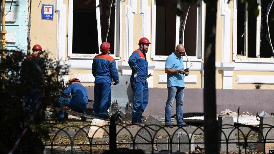 Penyelidik dan petugas darurat bekerja di lokasi jatuhnya drone Ukraina di Rostov-on-Don, Rusia, Kamis, 7 September 2023. (Foto: AP)