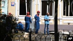 তদন্তকারী এবং জরুরি পরিষেবা কর্মীরা রাশিয়ার রস্তভ-অন-ডনে যেখানে ইউক্রেনীয় ড্রোনটি ভূপাতিত হয়েছিল সেখানে কাজ করছেন। ৭ সেপ্টেম্বর, ২০২৩। ফাইল ছবি।