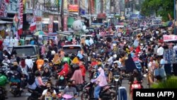 Masyarakat memadati area perbelanjaan untuk membeli baju baru, kebiasaan jelang Idul Fitri yang menandai berakhirnya bulan suci Ramadhan di Bekasi, Jawa Barat, pada 22 Mei 2020, dengan mengabaikan anjuran pemerintah untuk dilakukan. jarak sosial di tengah