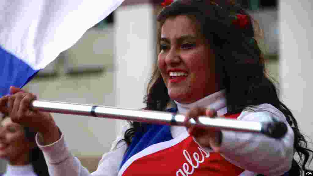 舞旗手笑容可掬