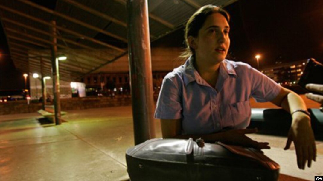 Macarena Gelman, nieta del poeta argentino Juán Gelman, quien espera encontrar los restos de María Claudia García de Gelman, nuera del poeta.