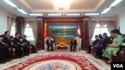 Chen Changzhi, Vice Chairman of the Standing Committee of the National People’s Congress of the People’s Republic of China and Heng Samrin, President of National Assembly meet in Phnom Penh, Cambodia, March 31, 2017. (Ith Sothoeuth/VOA Khmer)