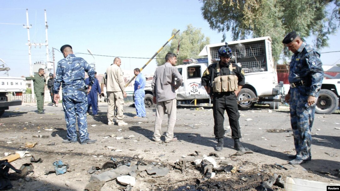Pasukan keamanan Irak memeriksa lokasi serangan bom bunuh diri di Kut, 150 kilometer sebelah tenggara Baghdad (30/9). Serangan ini menewaskan sedikitnya 4 polisi setempat. 