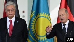 Kanselir Jerman Olaf Scholz (kanan) dan Presiden Kazakhstan Kassym-Jomart Tokayev memberikan konferensi pers usai pembicaraan mereka di Berlin, Kamis 28 September 2023. 