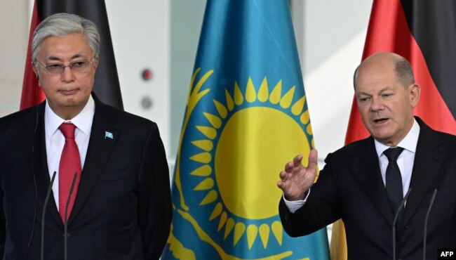 Bölgenin ekonomik açıdan en güçlü ülkesi olan Kazakistan, Rusya'dan gelen petrolün kesilmesi sonrasında Brandenburg eyaletindeki Schwedt rafinerisine petrol sağlamaya başlayarak, ikili ilişkilerde somut bir adım attı.