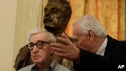 Sutradara Woody Allen menghadiri konferensi pers bersama manajer teater La Scala, Alexander Pereira, di gedung opera La Scala, Milan, Italia, 2 Juli 2019.