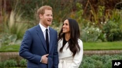 Pangeran Inggris Harry dan aktris AS Meghan Markle berpose untuk para fotografer di Istana Kensington, London (27/11).