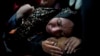 Una mujer palestina llora a su hijo, Mahmoud Essa, de 12 años, asesinado por el bombardeo israelí de la Franja de Gaza, en el Hospital de Al Aqsa en Deir al Balah, en la Franja de Gaza, la madrugada del domingo 12 de mayo de 2024.