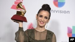 Archivo - Julieta Venegas, en la entrega de Premios Latin Grammy. 17 Noviembre 2016, en Las Vegas.