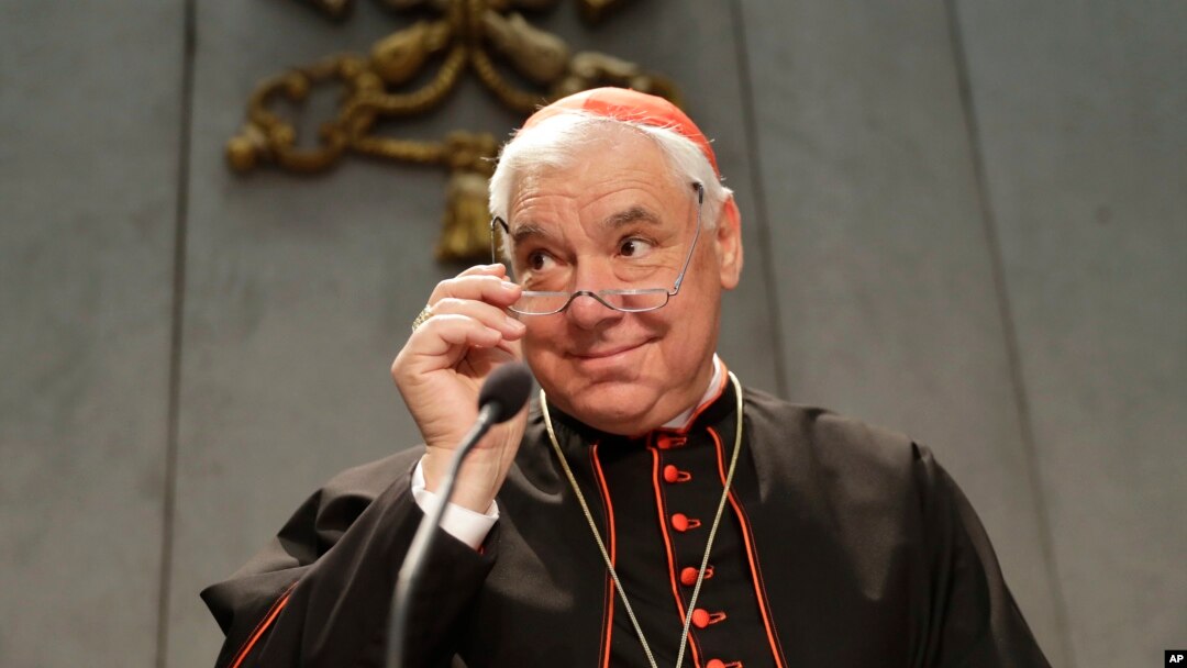 El cardenal Ludwig Mueller, prefecto de la Congregación para la Doctrina de la Fe, asiste a la conferencia de prensa sobre las nuevas normas de cremación. En casos extraordinarios un obispo puede permitir que se conserven las cenizas en la casa, dice el documento.