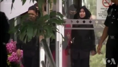 资料视频 被控毒杀金正男的两名女子庭审后离开法庭（2018年3月）
