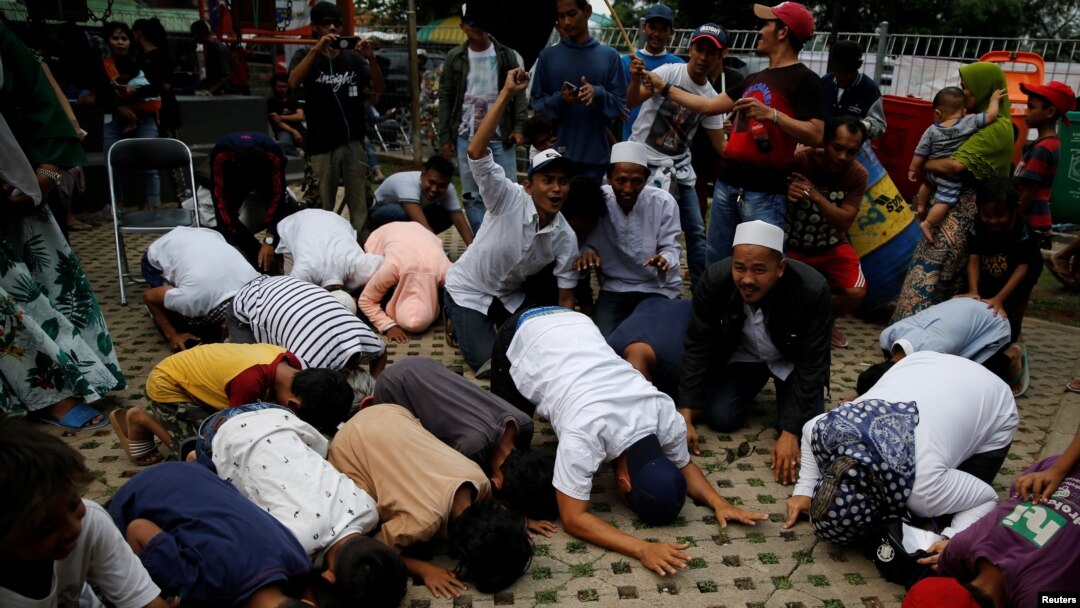 Reaksi pendukung kandidat Gubernur Jakarta Anies Baswedan saat mengetahui Baswedan memimpin perolehan suara di TPS Petamburan, 19 April 2017. (REUTERS/Beawiharta )
