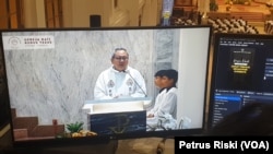 Romo Agustinus Tri Budi Utomo saat memberikan sambutan usai ditunjuk Paus Fransiskus sebagai Uskup Surabaya yang baru. (Petrus Riski/VOA)