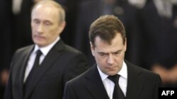 Căng thẳng giữa Tổng thống Medvedev (phải) và Thủ tướng Putin bắt đầu lộ ra công khai về vấn đề Libya