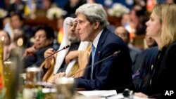 El secretario de Estado, John Kerry, habla durante la sesión de apertura de la Conferencia de Donantes en el Palacio Bayan de Kuwait.