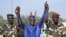 Le président Idriss Deby, au centre, avec des militaires tchadiens revenus du Niger, à N’Djamena, Tchad, 11 décembre 2015. (AFP PHOTO / BRAHIM ADJI)
