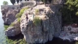 Скок во Охридското Езеро од 10 метри