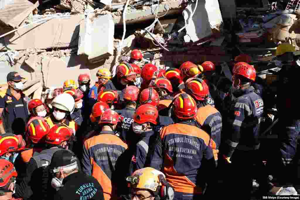 İstanbul Büyükşehir Belediyesi İtfaiye ekipleri, İzmir&#39;deki depremde enkaz altında kalan anne Seher Perinçek ve 3 çocuğunu sağ olarak kurtardı.