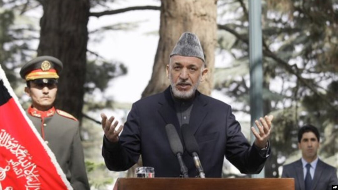 Tổng thống Afghanistan Hamid Karzai trong một cuộc họp báo tại dinh tổng thống ở thủ đô Kabul, ngày 18/10/2012