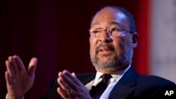 FILE - Richard Parsons speaks at Time Warner's headquarters in New York, June 15, 2009. At the time, he was Chairman of Citigroup. He died Thursday at 76.