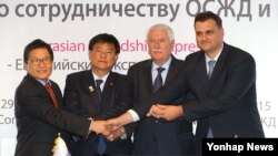 29일 폴란드 바르샤바 국체철도협력기구(OSJD) 사무국에서 열린 OSJD-코레일 협력세미나에서 참석자들이 기념촬영하고 있다.