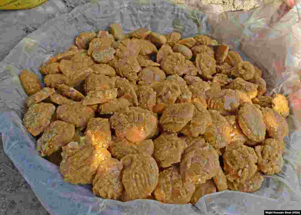 خوشبو، مٹھاس اور لذیز اسپیشل گڑ کا کسان خود ہی لطف نہیں اٹھاتے بلکہ رشتہ داروں اور دوست احباب کو بھی تحفے کے طور پر بھجواتے ہیں۔