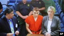 Tersangka Nikolas Cruz (tengah) tampil di hadapan hakim dalam pembacaan dakwaan di pengadilan Broward County, Kamis (15/2) di Fort Lauderdale, Florida.